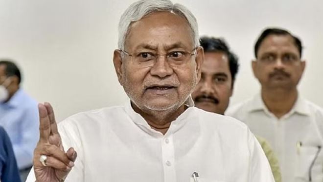 Bihar News: चौतरफा घिरे नीतीश कुमार ने दोनों सदन में मांगी माफी, भाजपा ने किया विरोध प्रदर्शन