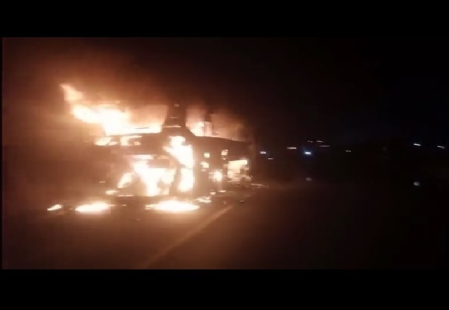 Pakistan News: वैन से भीषण टक्कर के बाद बस में लगी आग, 16 लोगों की मौत, 11 घायल