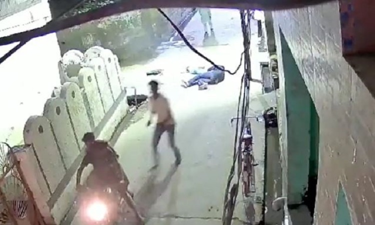 Viral video: शाहजहांपुर से खौफनाक वारदात, मासूम बच्ची को कंधे पर लेकर जा रहे व्यक्ति को मारी गोली, इलाके में फैली सनसनी