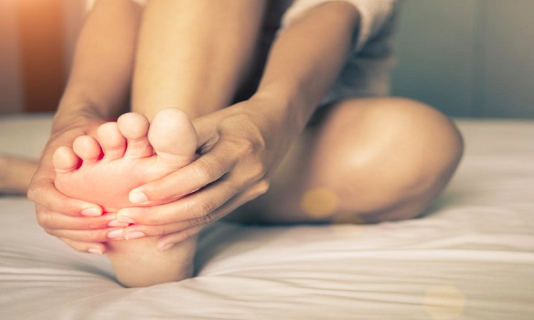Swollen Feet Sign of Major Disease: अगर आपको लगातार रहती है पैरों में सूजन और जलन समझ लीजिए इस भयानक रोग का है संकेत