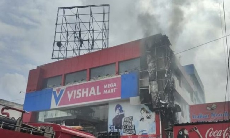 Lucknow News: विशाल मेगा मार्ट में लगी भीषण आग से मचा हड़कंप, जान बचाकर भागे ग्राहक