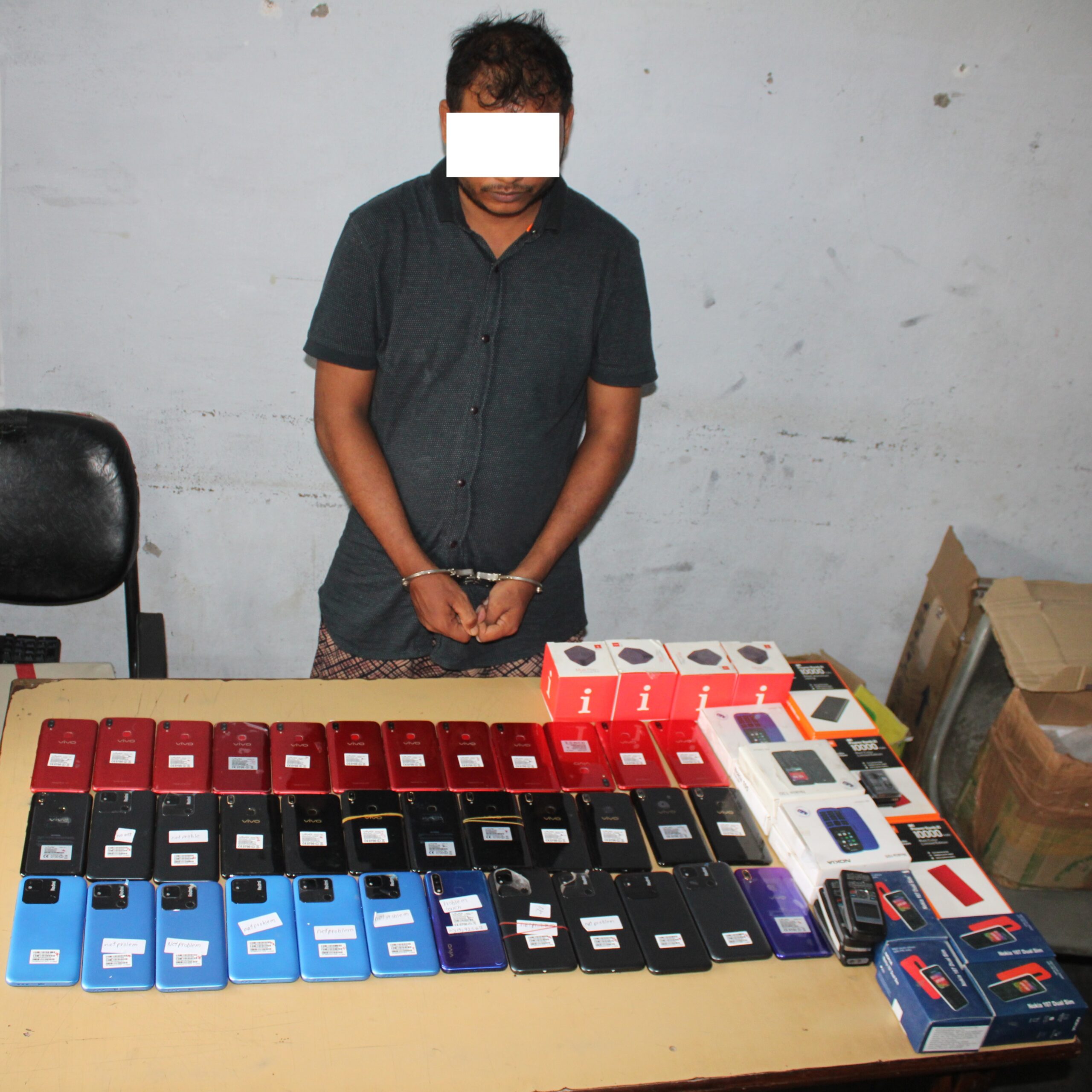 भैरहवां में सोनौली का मोबाइल विक्रेता गिरफ्तार,भारी मात्रा में मोबाइल फोन,पावर बैंक बरामद