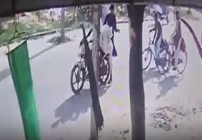 Viral video: दबंगों ने खींचा डुपट्टा, सड़क पर गिरी छात्रा को तेज रफ्तार बाइक ने रौंदा