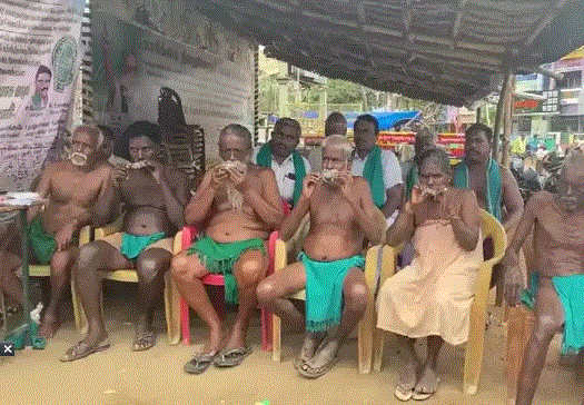 Cauvery water dispute: तमिलनाडु के किसानों ने किया अनोखा विरोध प्रदर्शन , मुंह में मरे हुए चूहे रखकर जताया विरोध