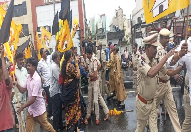 Andhra Pradesh Politics: चंद्रबाबू नायडू की गिरफ्तारी पर घमासान जारी, TDP ने प्रदेश में किया बंद का आह्वान