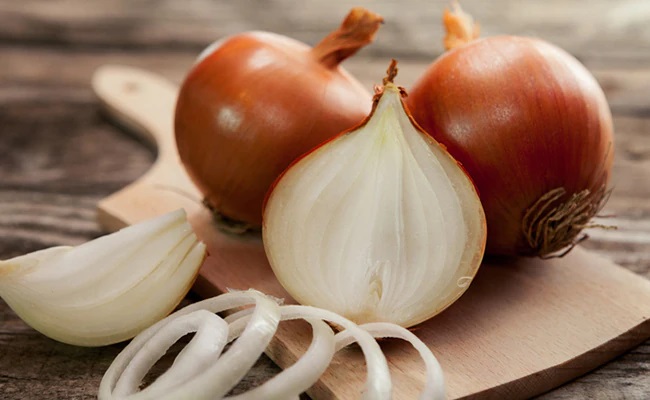 Eating Raw Onion Benefits : कच्चा प्याज़ का सेवन, सेहत के लिए है रामबाण, जानिए रोज़ाना खाने के फायदे
