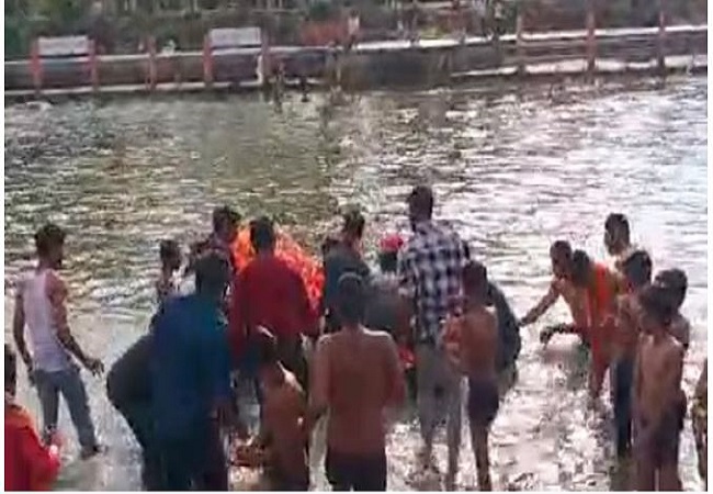 Mainpuri News : गणेश प्रतिमा विसर्जन के दौरान पांच युवक डूबे, 3 की मौत और एक की हालत गंभीर