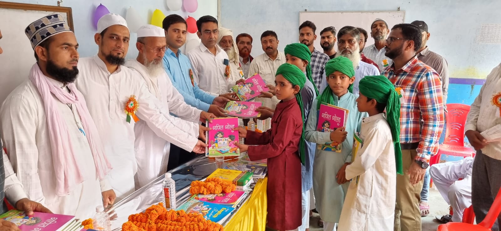 महराजगंज:मदरसे में कार्यक्रम आयोजित कर बच्चों में नि:शुल्क बांटे गए किताब व कॉपी