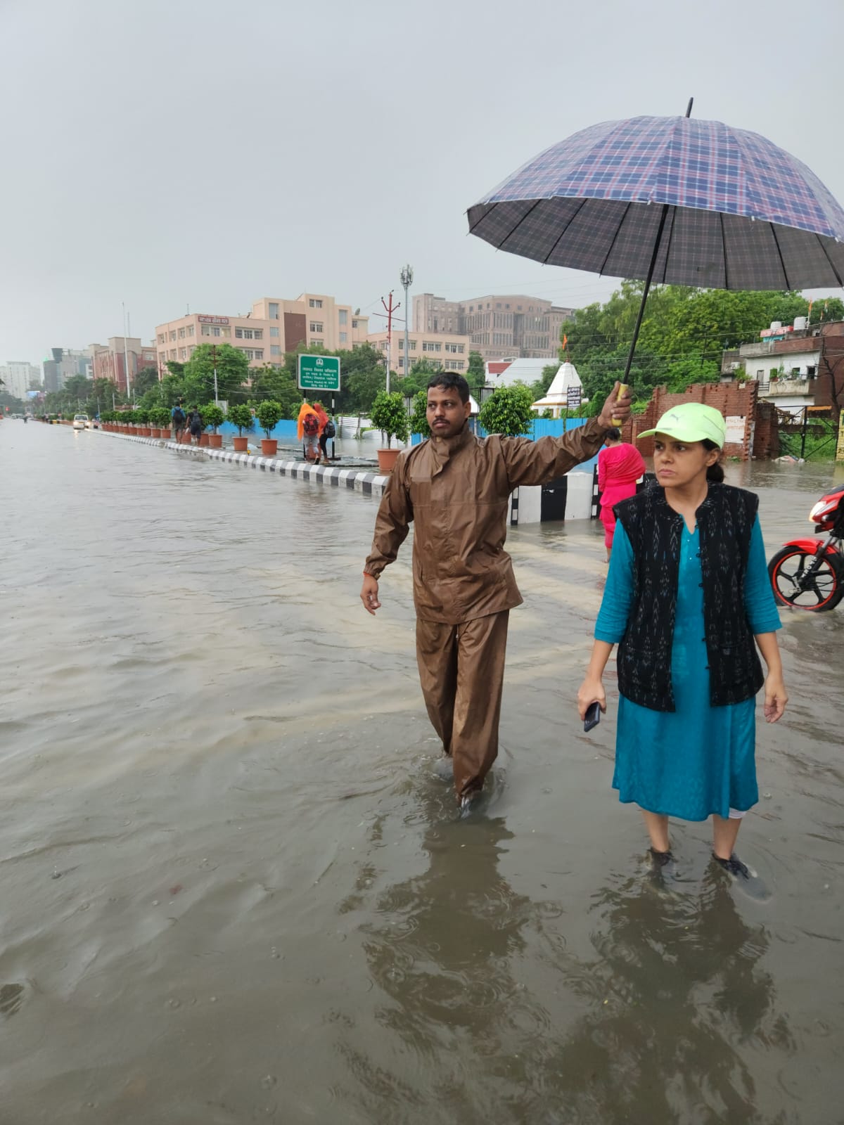 यूपी की राजधानी लखनऊ मूसलाधार बारिश से जलमग्न, मंडलायुक्त डॉ. रोशन जैकब फील्ड पर निकली