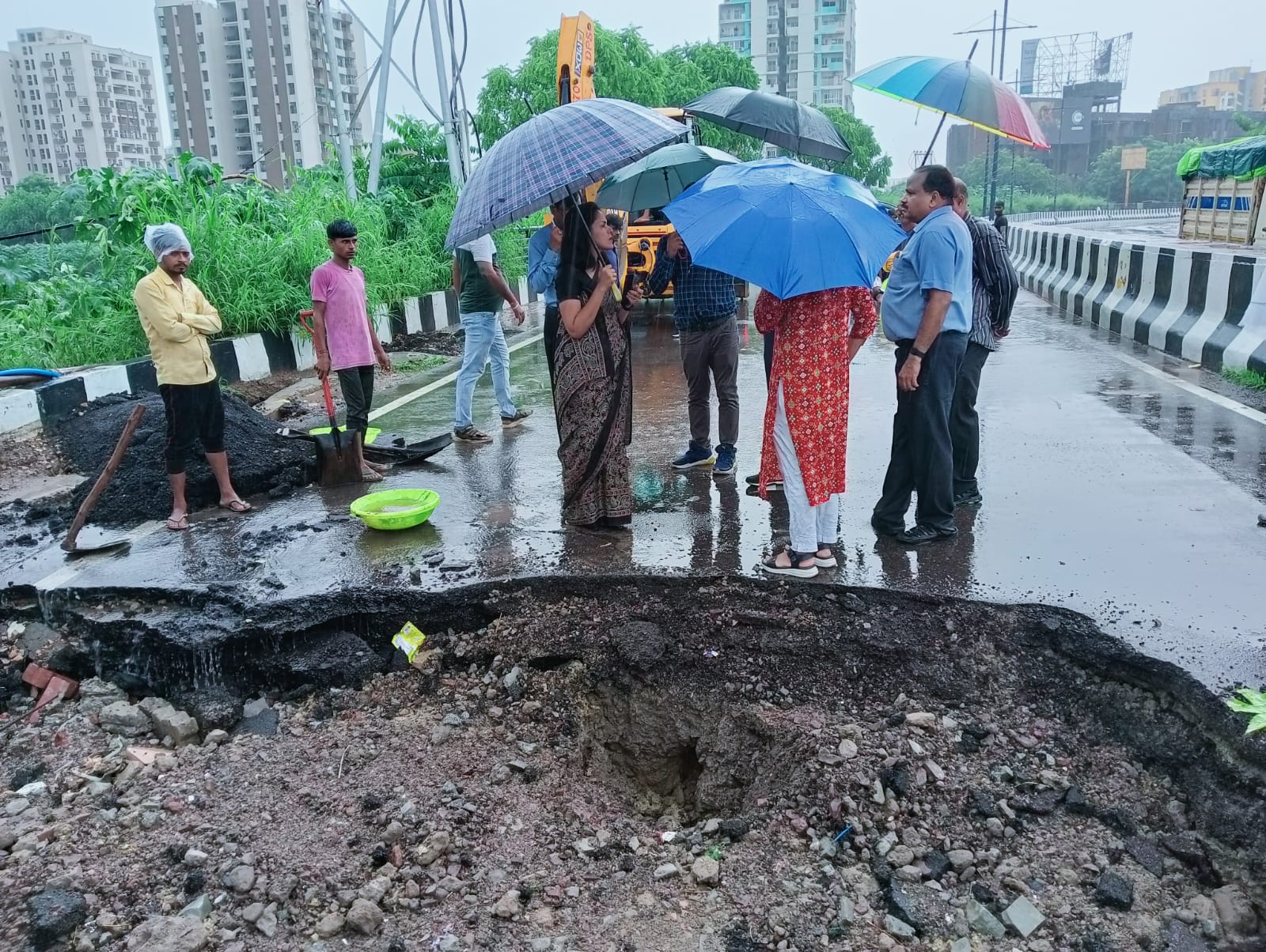 Lucknow News : लखनऊ में भारी बारिश के चलते 1090 चौराहे पर सड़क धसी, जिला प्रशासन ने जारी किया हेल्पलाइन नंबर