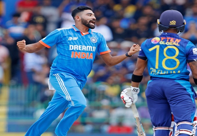 IND vs SL Asia Cup Update: मैच शुरू होते ही भारतीय पेसर्स ने ढाया कहर, Siraj ने एक ओवर में झटके 4 विकेट, श्रीलंका का स्कोर 12/6