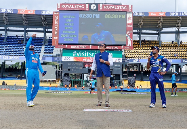 IND vs SL Live Update: भारत ने Toss जीतकर बल्लेबाजी का किया फैसला, श्रीलंका के खिलाफ टीम में एक बदलाव