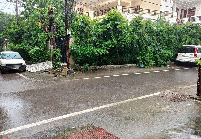 Lucknow Weather News : राजधानी लखनऊ में दिखा भादों का असर, बारिश से मौसम बना कूल-कूल