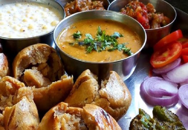 Make Rajasthani style Dal and Baati at Home: आज डीनर में ट्राई करें राजस्थानी जायके का स्वाद, घर में बनाएं दाल और बाटी
