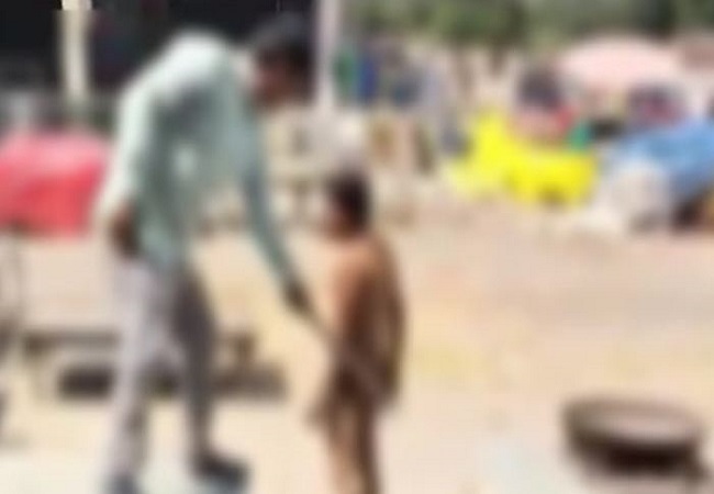 Viral Video: कर्जा न चुका पाने पर व्यक्ति को नंगा करके घुमाया और पीटा, पीड़ित ने कहा ऐसा लग रहा है जैसे सिर्फ मेरी सांसे चल रही है…