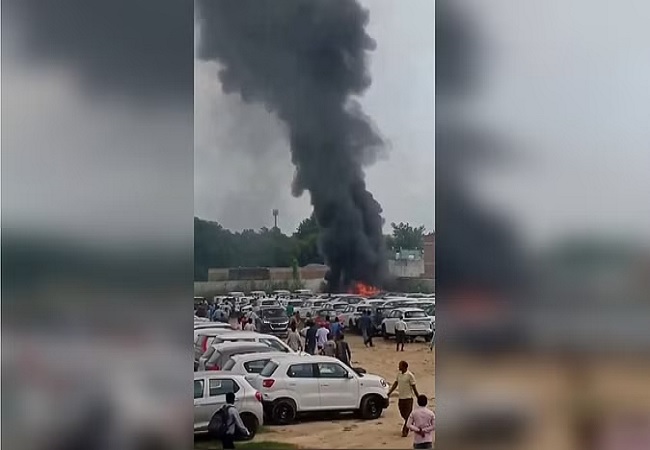Prayagraj News : मारुति सुजुकी गैराज में लगी भीषण आग, हाईटेंशन तार टूटकर गिरने से हुआ हादसा