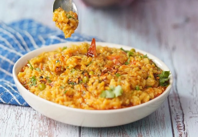 Masala Khichdi Recipe: सिंपल और पौष्टिक खाने ट्राई करें मसाला खिचड़ी, जानिए बनाने की आसान रेसिपी