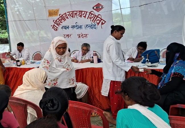 संडीला में दो दिवसीय स्वास्थ्य शिविर का आयोजन, मुफ्त में जांचकर दवा का वितरण किया