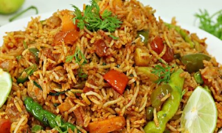 Mumbai Style Tawa Pulao Recipe: आज लंच या डीनर में ट्राई करें मुंबई स्टाईल तवा पुलाव की रेसिपी