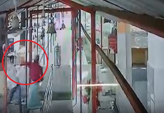 Viral Video: उन्नाव के प्रसिद्ध और ऐतिहासिक मंदिर परिसर में घुसकर मुस्लिम युवक ने श्रद्धालुओ पर किया हमला