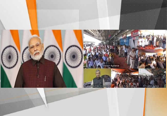 पीएम मोदी ने 9 वंदे भारत ट्रेनों को दिखाई हरी झंडी, कहा- ‘आज देश में मल्टी मॉडल कनेक्टिविटी पर जोर दिया जा रहा’