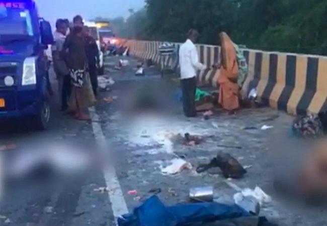 Rajsthan News: भरतपुर में भीषण सड़क हादसा, ट्रक ने पहले बस को मारी टक्कर, फिर लोगों को कुचलता गया
