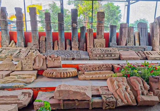 Remains of Ancient Temple: अयोध्या राम जन्मभूमि में मिले प्राचीन मंदिर के अवशेष, अनेकों मूर्तियां और स्तंभ शामिल