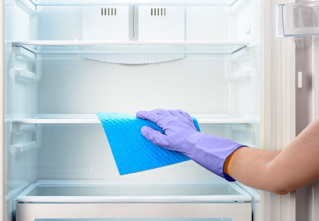 Refrigerator Cleaning Tips: गंदा दिखने लगा है फ्रिज, इन तरीकों से शीशे जैसा चमकने लगेगा