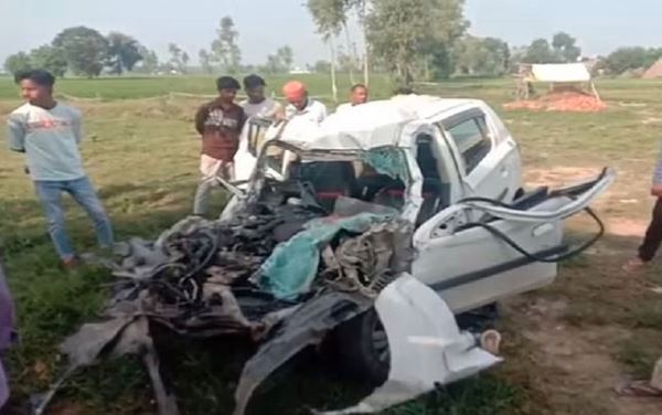 Road Accident In Pilibhit : नैनीताल घूमने जा रहे लखनऊ के दंपती समेत चार की मौत, हाईवे पर डीसीएम से टकराई कार