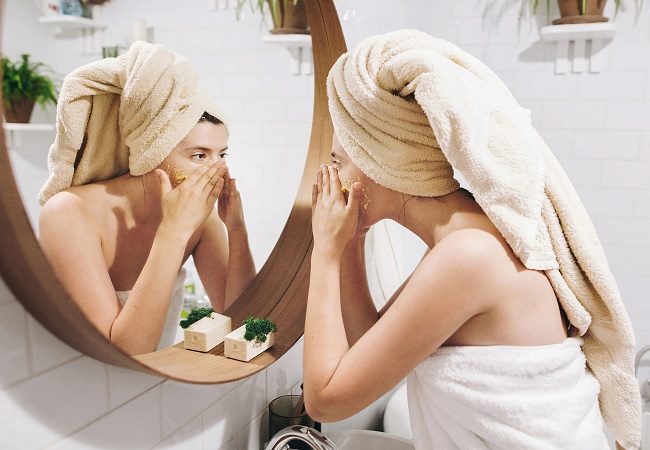 Skin and Face Care Tips: 60 की उम्र में भी चेहरे रहेगा फ्रेश और जवां, बस सुबह-सुबह करें ये काम