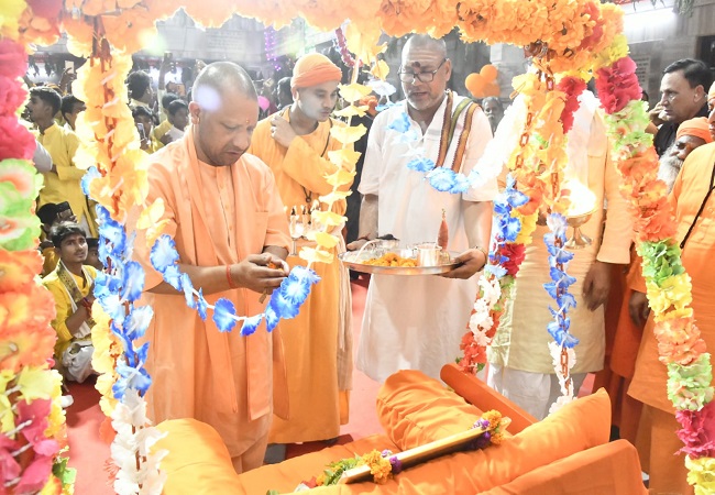 Shri Krishna Janmashtami : यूपी के सीएम योगी ने गोरखनाथ मंदिर के गर्भगृह में पूजा-अर्चना कर मनाई जन्माष्टमी