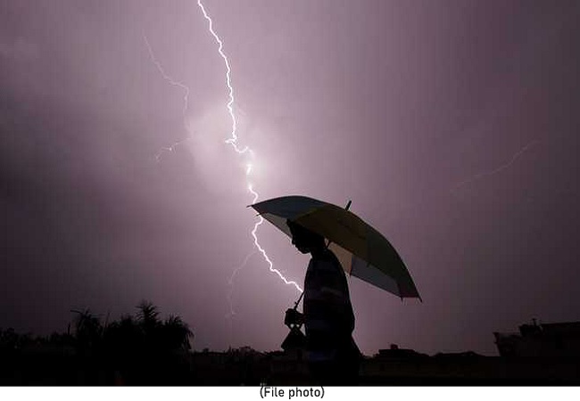 Lightning Strike Alert: यूपी के इन जिलों में आज बिजली गिरने की चेतवानी, लखनऊ DM ने की घर से न निकलने की अपील