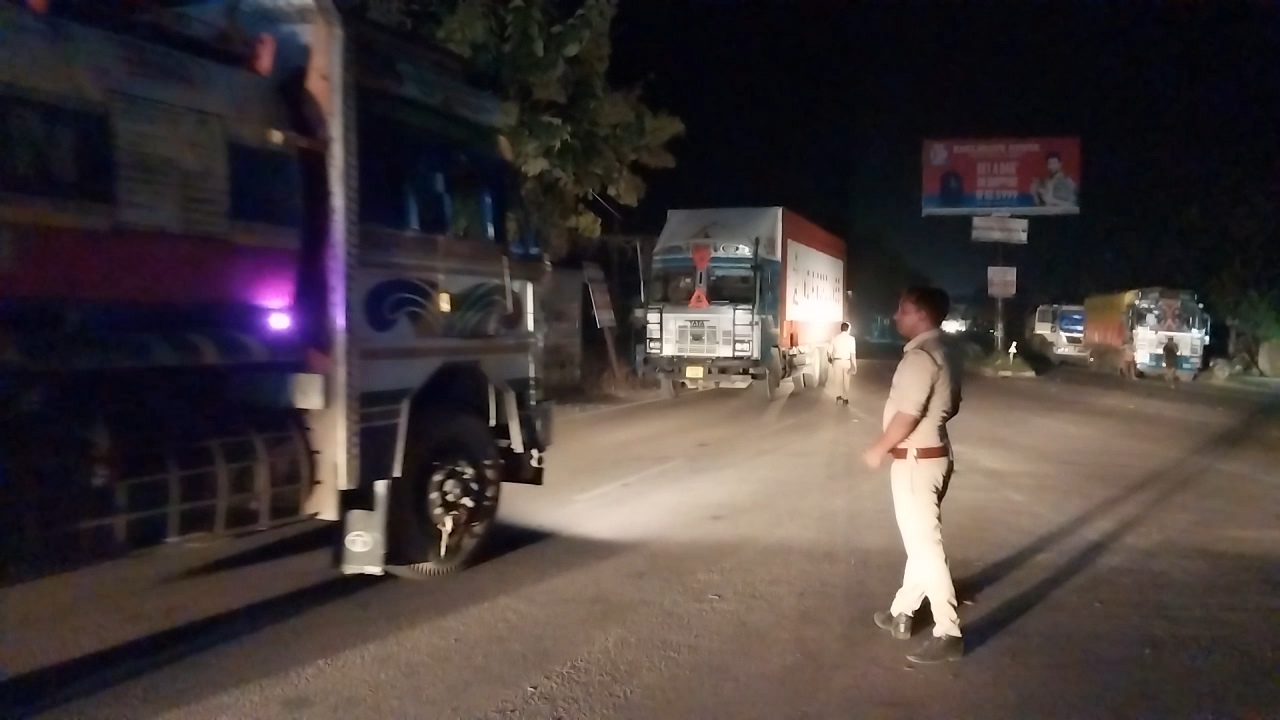 भारत से नेपाल जाने वाले मालवाहक ट्रकों से अवैध वसूली,दलाल 4 से 5 हजार लेकर सीमा तक पहुंचाने का लेते हैं जिम्मा