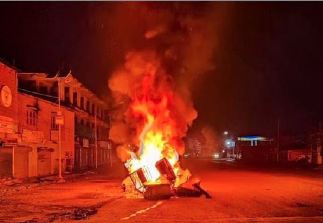 मणिपुर इंफाल में उपद्रवियों ने डीसी ऑफिस पर किया हमला, कई वाहनों में लगाई आग