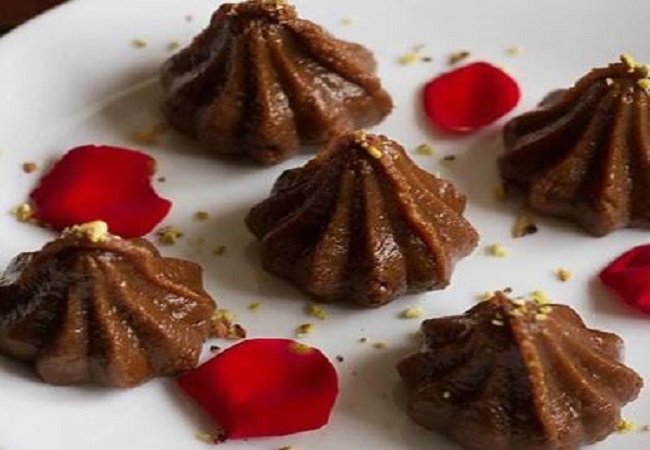 Ganesh Chaturthi Chocolate Modak Recipe: गणेश चतुर्थी के मौके पर भगवान गणेश को चॉकलेट मोदक का लगाएं भोग