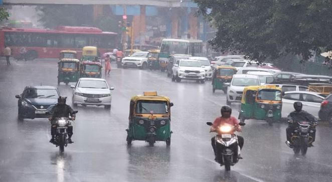 Weather Update: दिल्ली-एनसीआर और लखनऊ में बारिश से मौसम हुआ सुहावना, उमस से मिली राहत