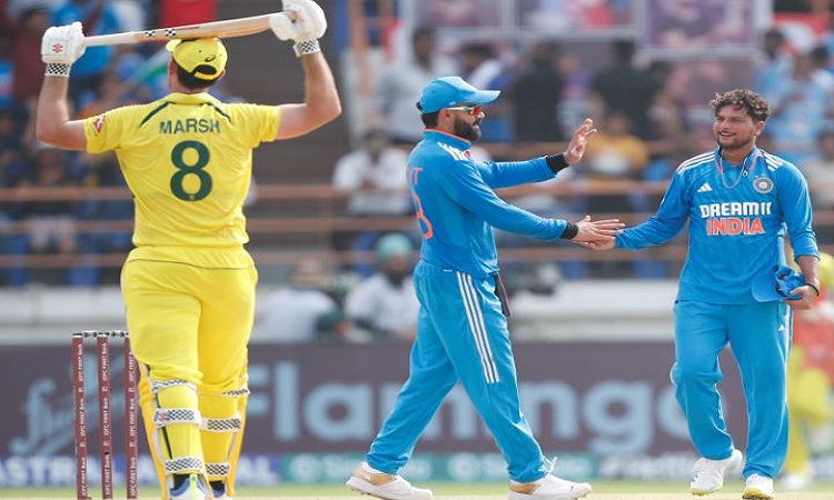 IND vs AUS ODI Match: ऑस्ट्रेलिया ने भारत को दिया 353 रनों का लक्ष्य, बुमराह ने झटके तीन विकेट