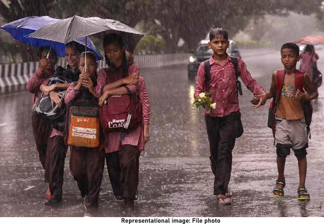 Lucknow School Holiday: बारिश से लखनऊ का हाल बेहाल, कक्षा 12 तक सभी स्कूल बंद