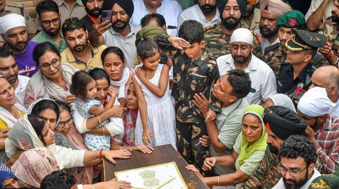 पंचतत्व में विलीन हुए शहीद कर्नल मनप्रीत सिंह, अंतिम यात्रा में शामिल होने के लिए उमड़ा जनसैलाब