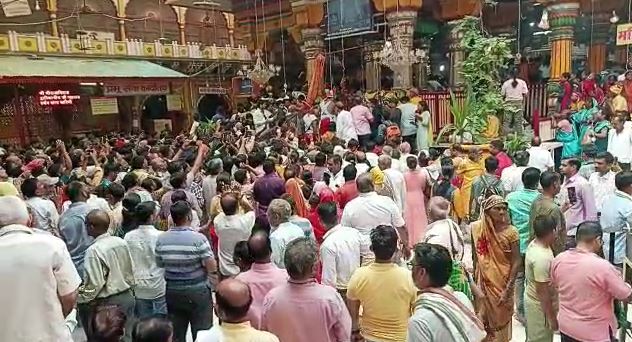 Mathura News: श्री कृष्ण जन्म स्थान परिसर में हुआ नंद उत्सव का कार्यक्रम, श्रद्धालुओं ने लिया बढ़ चढ़कर भाग