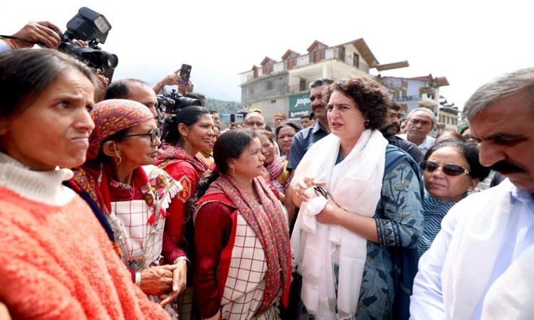 Priyanka Gandhi in Himachal: हिमाचल पहुंची प्रियंका गांधी, आपदा पीड़ितों से मुलाकात कर हर संभव मदद का दिया भरोसा