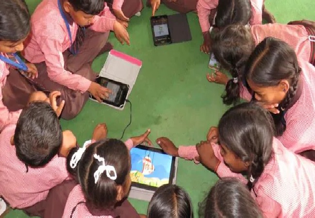 UP News : स्मार्ट होगी क्लास तो स्मार्ट होंगे छात्र, योगी सरकार डिजिटल लर्निंग को दे रही है बढ़ावा