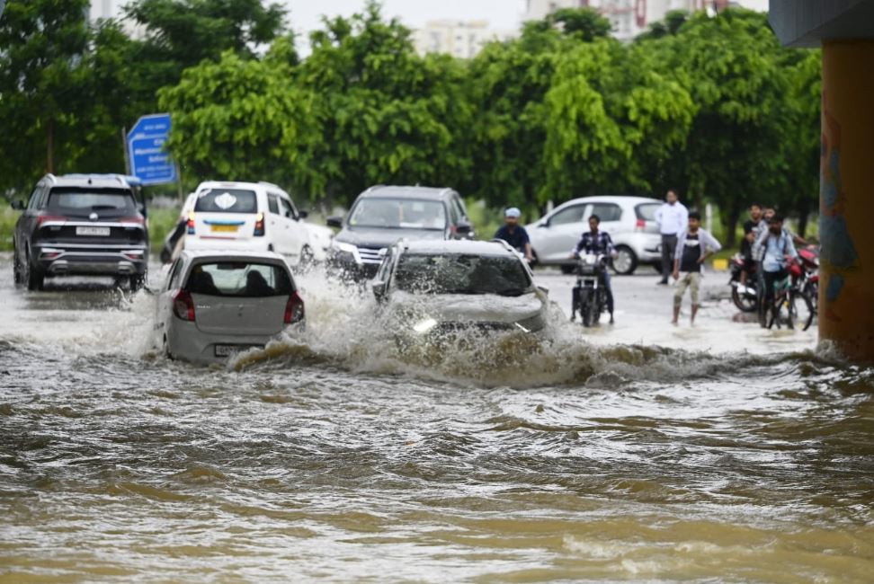 Lucknow News: लखनऊ में बिगड़ा मौसम का मिजाज, तेज हवाओं के साथ जमकर हुई बारिश