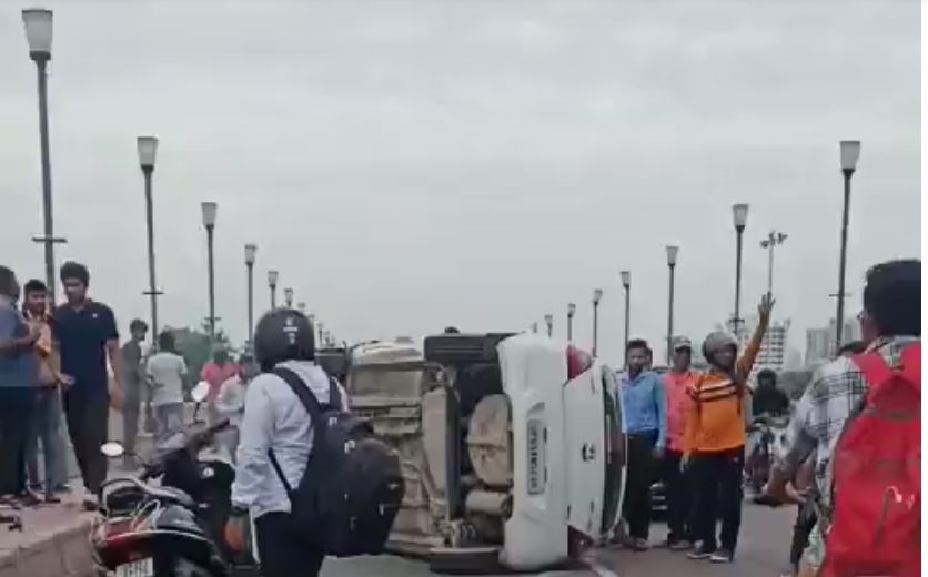 Lucknow News : 1090 चौराहे के पास अनियंत्रित कार पलटी, सभी बाल-बाल बचे, देखें वीडियो