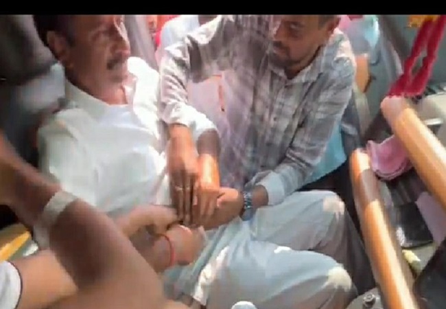 Telangana Election: चुनाव प्रचार के दौरान बीआरएस सांसद पर चाकू से हमला, आरोपी गिरफ्तार