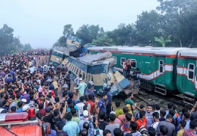 Bangladesh Train Accident : बांग्लादेश में 2 ट्रेनों के बीच भयंकर टक्कर, 20 लोगों की मौत और सैकड़ों लोग घायल