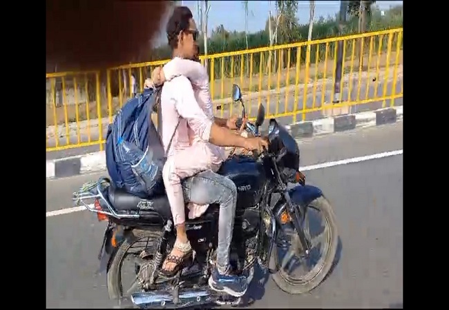 Couple seen romancing on bike in filmy style