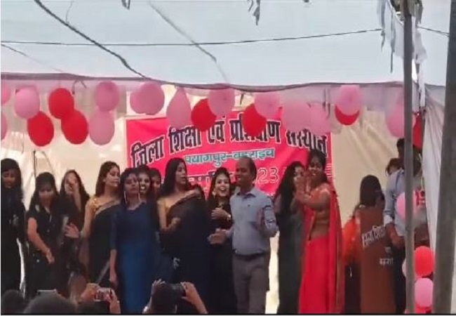 Bahraich News : पयागपुर के डायट के प्रिंसिपल डीएलएड प्रशिक्षुओं के साथ अश्लील गीत पर लगाए ठुमके, देखें वीडियो वायरल