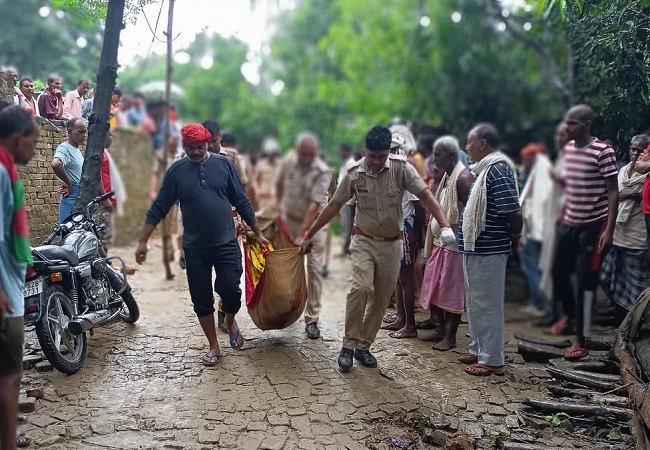 Deoria Murder News: देवरिया में खेला गया खूनी खेल, पूर्व जिला पंचायत सदस्य समेत 6 लोगों की हत्या