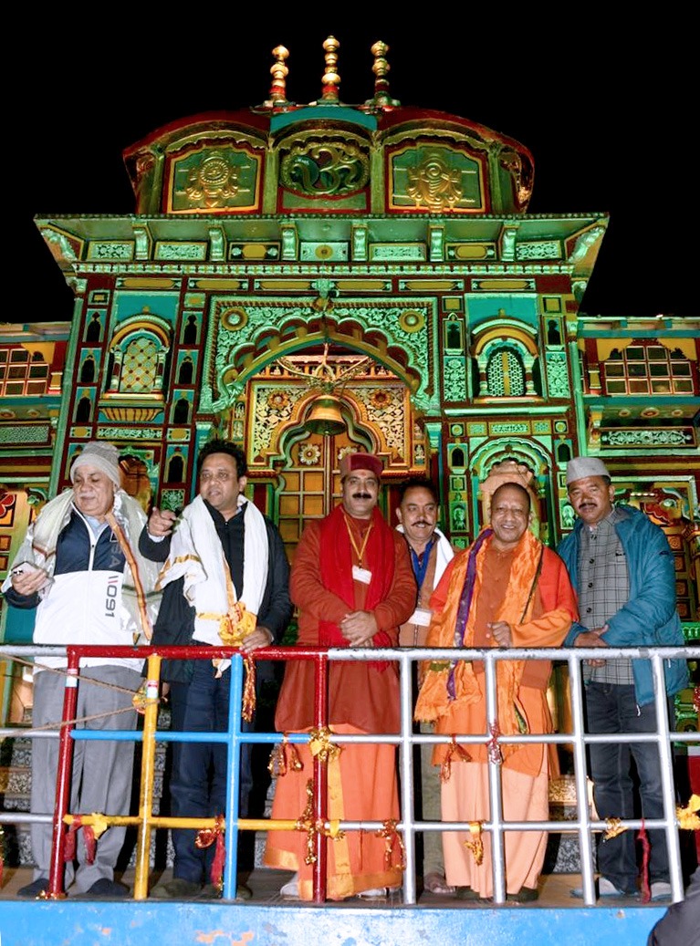 सीएम योगी ने बद्रीनाथ मंदिर में किया दर्शन पूजन ,प्रदेशवासियों के सुख, समृद्धि और कल्याण की कामना